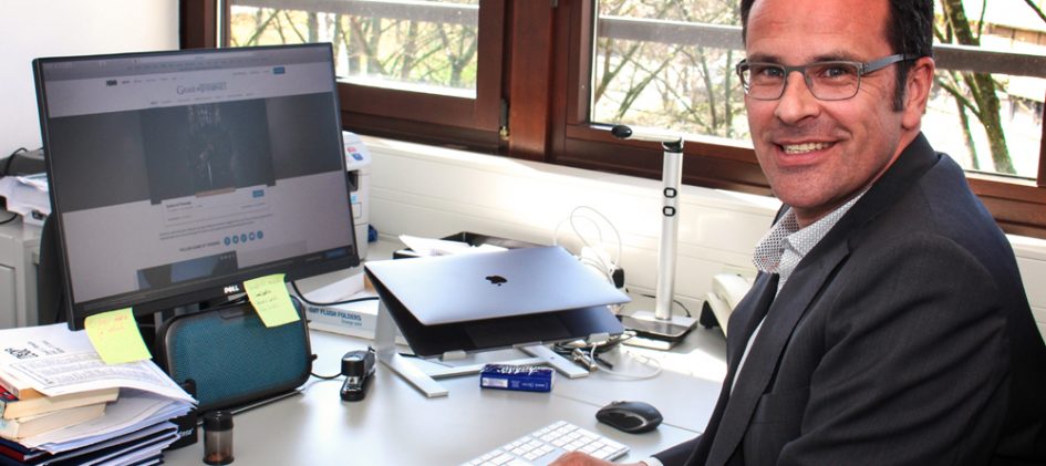 Prof. Dr. Ralf Adelmann an seinem Schreibtisch.