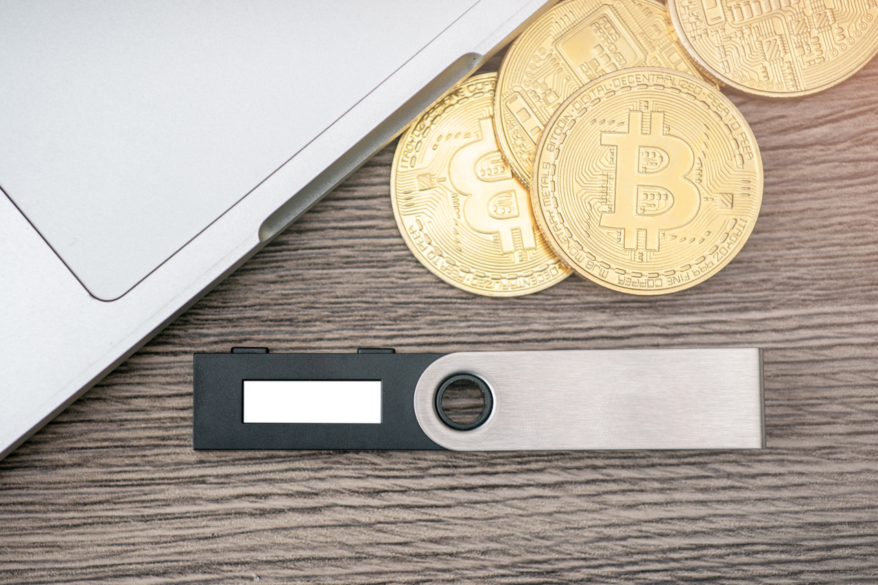 Token, Bitcoin und Laptop